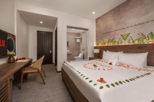 Ein Bett oder Betten in einem Zimmer der Unterkunft Kly Luxury Hotel