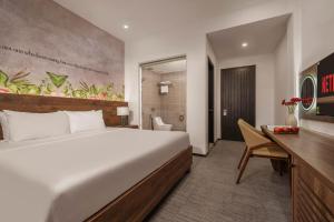 Ein Bett oder Betten in einem Zimmer der Unterkunft Kly Luxury Hotel