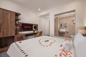 Ein Bett oder Betten in einem Zimmer der Unterkunft Kly Luxury Hotel