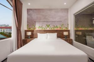 Ein Bett oder Betten in einem Zimmer der Unterkunft Kly Luxury Hotel