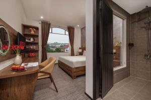Ein Bett oder Betten in einem Zimmer der Unterkunft Kly Luxury Hotel