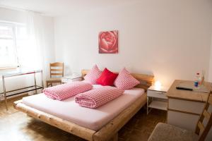 Postel nebo postele na pokoji v ubytování Hirschen B&B