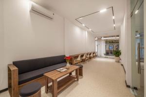 Ein Sitzbereich in der Unterkunft Kly Luxury Hotel