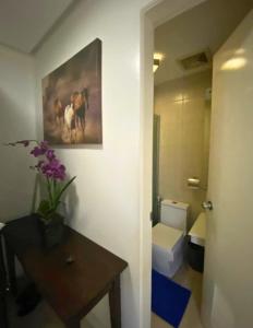 Ένα μπάνιο στο Near US Embassy x Free Unlimited POOL, MASSAGE & SAUNA Access x Promo This Month! Explore Deluxe Studio w Balcony in Manila Perfectly Situated Near NAIA Airport, Heart of Manila Updated 2025 Price for Your Unforgettable Ultimate Staycation Experience