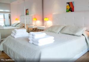 Una cama o camas en una habitación de Funky & Stylish Apartment Palermo