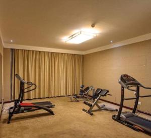 Fitness centrum a/nebo fitness zařízení v ubytování Junyue Airport Hotel -Free Shuttle Bus Guangzhou Baiyun airport& C-harge shuttle bus for the Canton fair from April 15-May 5