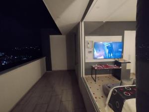 TV a/nebo společenská místnost v ubytování Mirador samsara Penthouse con Jacuzzi al aire libre,piso completo