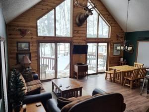 TV a/nebo společenská místnost v ubytování Bayview 1 Cabin