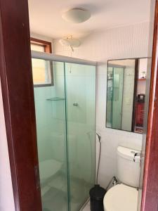 ein Badezimmer mit Glasdusche und Toilette in der Unterkunft Winterville Gravatá in Gravatá