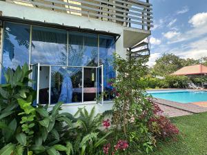 a house with a window next to a swimming pool at Finca El Duero in Guamal