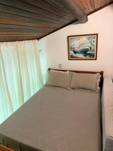 ein Schlafzimmer mit einem Bett und einem Fenster in der Unterkunft Winterville Gravatá in Gravatá