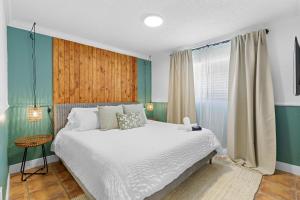 a bedroom with a large bed and a window at Casa Cabos - Fun in Miami - Pool BBQ - Fit 10 in Tamiami