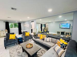 Ruang duduk di 8 Min to Beach, Backyard, Firepit, Pool Table,