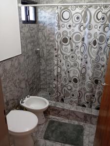 ein Badezimmer mit Toilette und Dusche in der Unterkunft Los Espinillos in Villa Yacanto