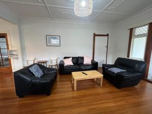 Prostor za sedenje u objektu Spacious Retreat near Ferry & Mall