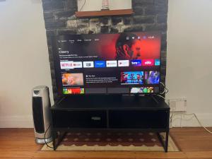 TV i/ili multimedijalni sistem u objektu Spacious Retreat near Ferry & Mall