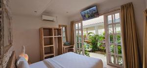 Μια τηλεόραση ή/και κέντρο ψυχαγωγίας στο Central Canggu Guesthouse