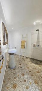 Ένα μπάνιο στο Central Canggu Guesthouse +52 φωτογραφίες