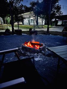 una fogata en medio de un parque en niti house with 2 bed room 1 bath, en Roi Et