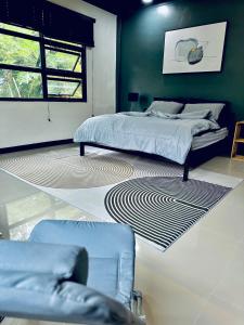 Un dormitorio con una cama y una pared verde. en niti house with 2 bed room 1 bath, en Roi Et