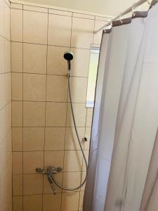 Vannituba majutusasutuses 広い畳間と外には広いウッドデッキCondominium和風邸Yanbaru