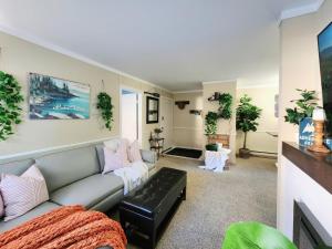 Posezení v ubytování Tahoe Shoreline Retreat - Close to Ski Resorts & HOA Amenities