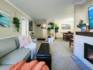 TV a/nebo společenská místnost v ubytování Tahoe Shoreline Retreat - Close to Ski Resorts & HOA Amenities + 37 fotografií