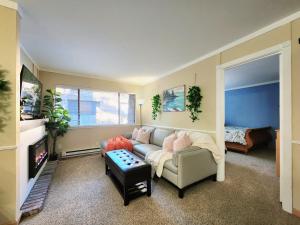 Posezení v ubytování Tahoe Shoreline Retreat - Close to Ski Resorts & HOA Amenities