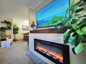 TV a/nebo společenská místnost v ubytování Tahoe Shoreline Retreat - Close to Ski Resorts & HOA Amenities