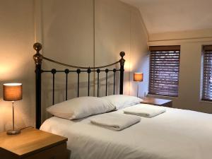 Postel nebo postele na pokoji v ubytování The Fox Inn Apartment