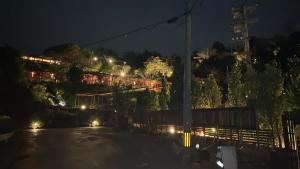 Foto sihtkohas Nago asuva majutusasutuse 広い畳間と外には広いウッドデッキCondominium和風邸Yanbaru galeriist