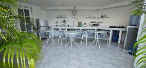 Η κουζίνα ή μικρή κουζίνα στο Central Canggu Guesthouse