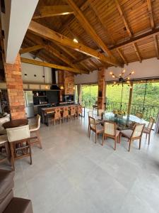an open kitchen and dining room with a table and chairs at Refúgio nascer das águas in Gravatal