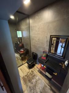 an aerial view of a bathroom with a mirror at Refúgio nascer das águas in Gravatal