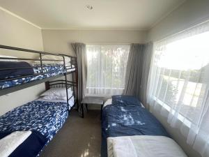Giường trong phòng chung tại Lakewood Lodge