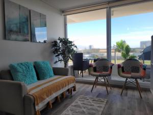 Departamento Laguna del Mar في لا سيرينا: غرفة معيشة مع أريكة ونافذة كبيرة