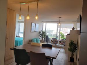 Departamento Laguna del Mar في لا سيرينا: غرفة معيشة بها طاولة وأريكة +14 صورة