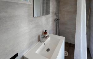 Bilik mandi di Cozy Home In Laholm With Wifi