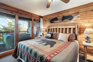 - une chambre avec un lit et un mur en bois dans l'établissement Beautiful Bear Haven, à Sevierville 42 autres photos
