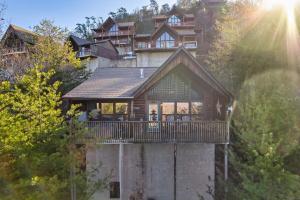 une grande maison sur une colline avec un balcon dans l'établissement Beautiful Bear Haven, à Sevierville