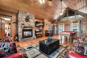 - un salon avec une cheminée en pierre et un billard dans l'établissement Beautiful Bear Haven, à Sevierville