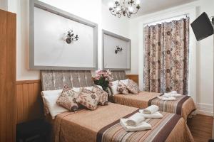 Un pat sau paturi într-o cameră la Linden House Hotel