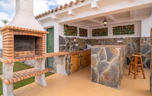 eine Küche mit einem Steinkamin in einem Haus in der Unterkunft Villa La Ranita in Chiclana de la Frontera + 14 Fotos