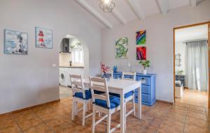 eine Küche und ein Esszimmer mit einem weißen Tisch und Stühlen in der Unterkunft Villa La Ranita in Chiclana de la Frontera