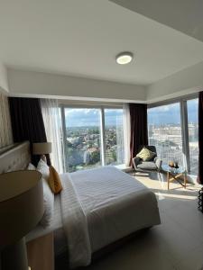 Postel nebo postele na pokoji v ubytování AEON SUITES Staycation + 37 fotografií