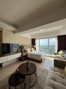 TV a/nebo společenská místnost v ubytování AEON SUITES Staycation