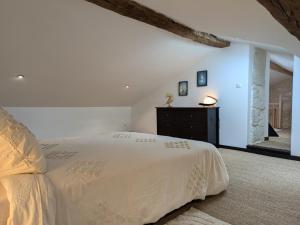 ein weißes Schlafzimmer mit einem großen Bett und einer Kommode in der Unterkunft Maison rénovée avec jardin et espace détente proche Bergerac - FR-1-616-425 in Razac-de-Saussignac