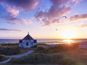 a church on the beach with the sunset in the background at Maison à Sarzeau, 3 chambres, plage et commerces proches, animaux admis, internet - FR-1-775-10 in Sarzeau