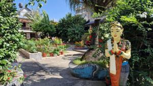 Taman di luar New Annapurna Guest House