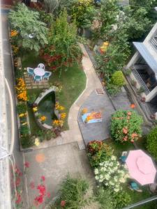 Taman di luar New Annapurna Guest House